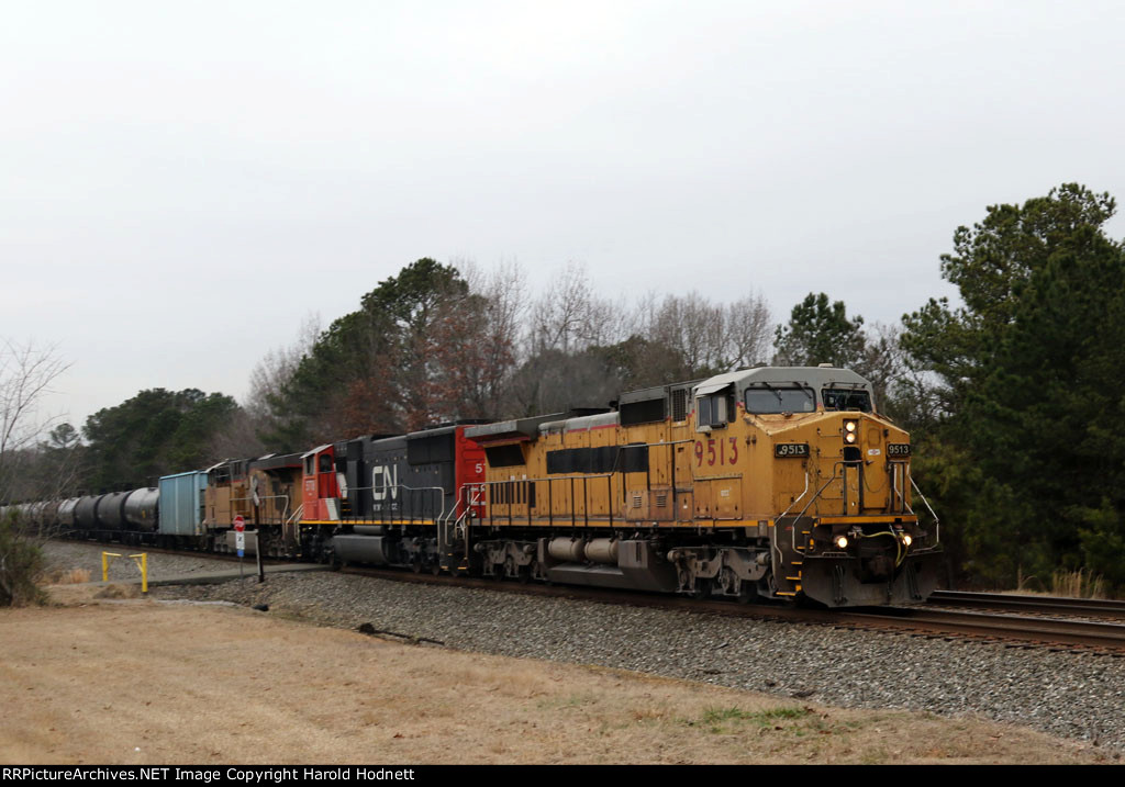 GECX 9513 leads NS train 6W4